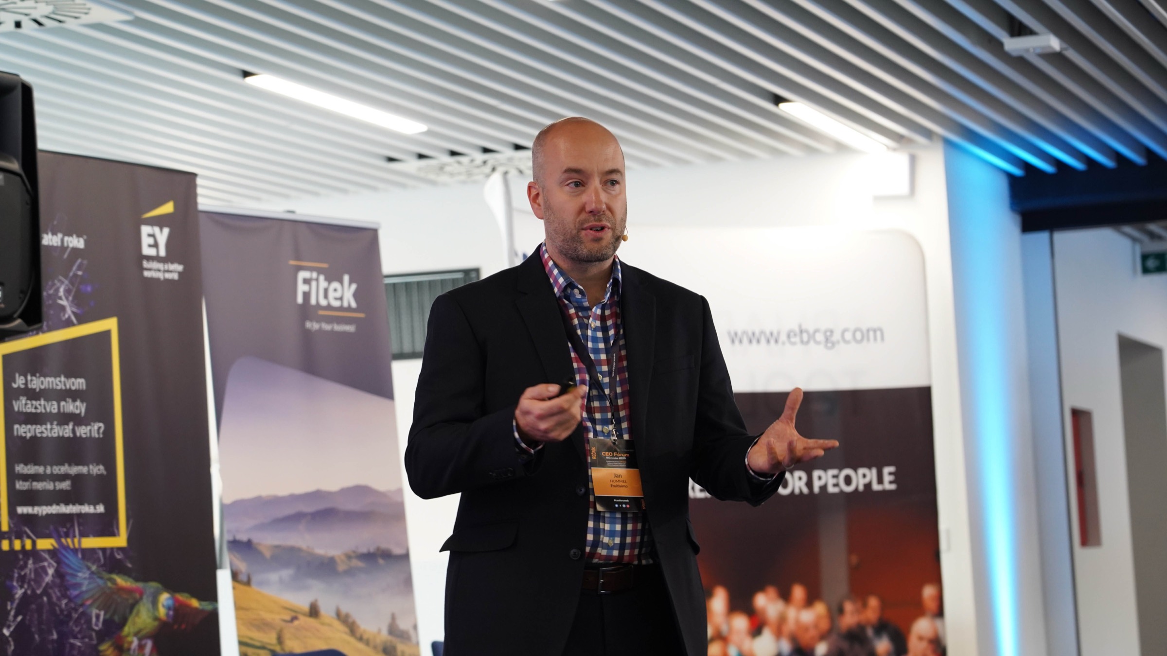 Jan Hummel giving a keynote at the CEO Fórum conference